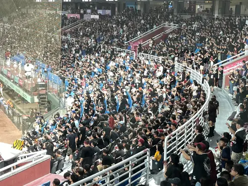 ▲樂天桃猿球迷統一穿上黑色球衣，內野黑壓壓一片，有資深猿迷解答真相。（圖／記者林子翔攝 ,2025.10.11）
