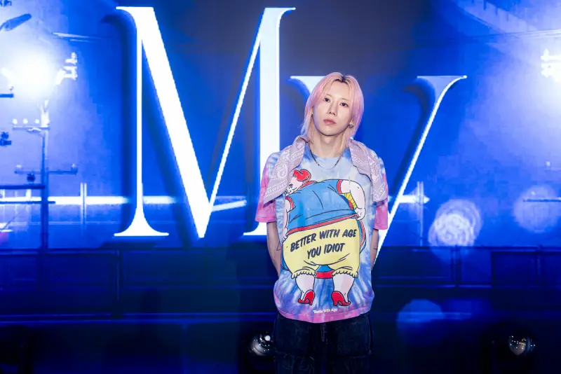 ▲前BEAST張賢勝來台遇到台北101放煙火，在晚上9點58分趕到，拿起手機錄下美景。（圖／UNI Global）