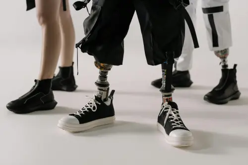 ▲ 朱家宏分析各式鞋款，直言鞋底太薄的平底鞋對腳的支撐不好；全厚底的鞋會影響腳的感知力。（示意圖／取自Pexels）