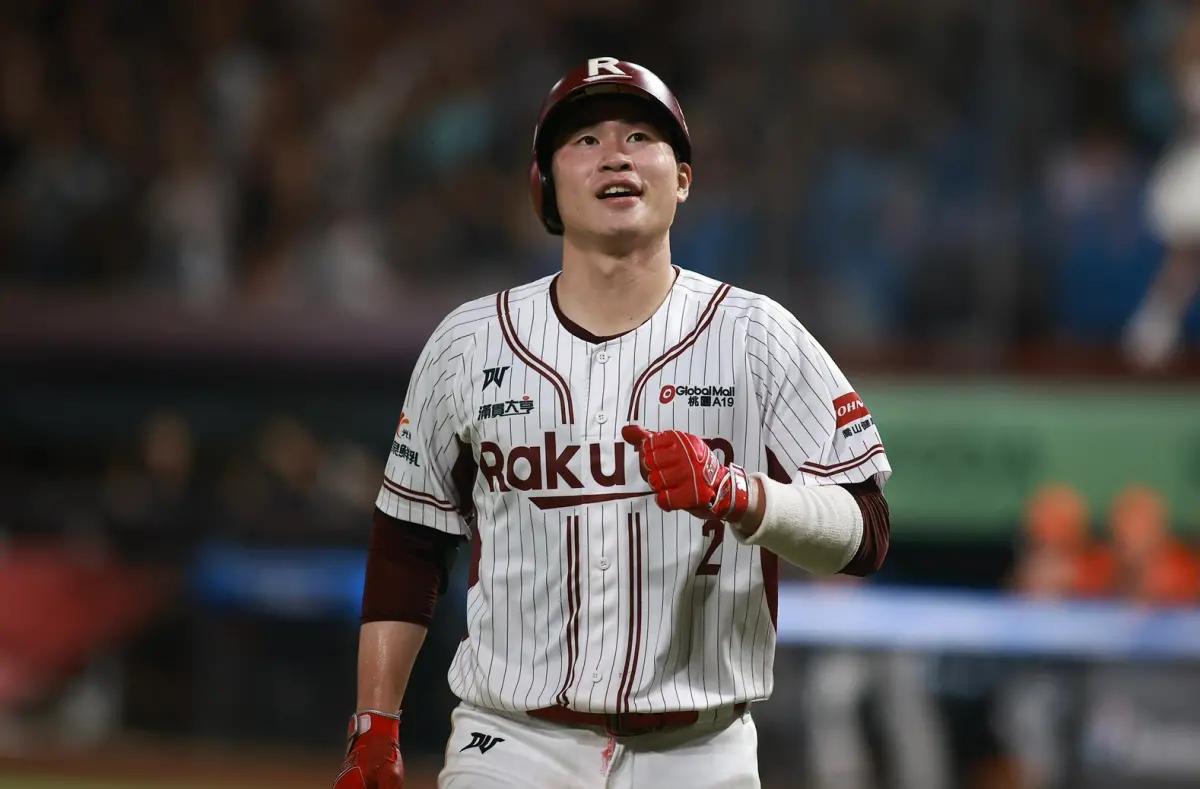 ▲樂天桃猿捕手宋嘉翔八局下面對本季65.2局只被打出1轟的高塩將樹，一棒敲出右外野陽春砲，幫助樂天桃猿追平比分。（圖／記者葉政勳攝 ,2025.10.11）