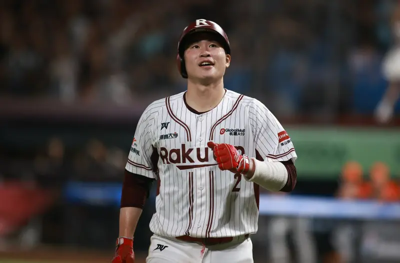 ▲樂天桃猿捕手宋嘉翔八局下面對本季65.2局只被打出1轟的高塩將樹，一棒敲出右外野陽春砲，幫助樂天桃猿追平比分。（圖／記者葉政勳攝 ,2025.10.11）