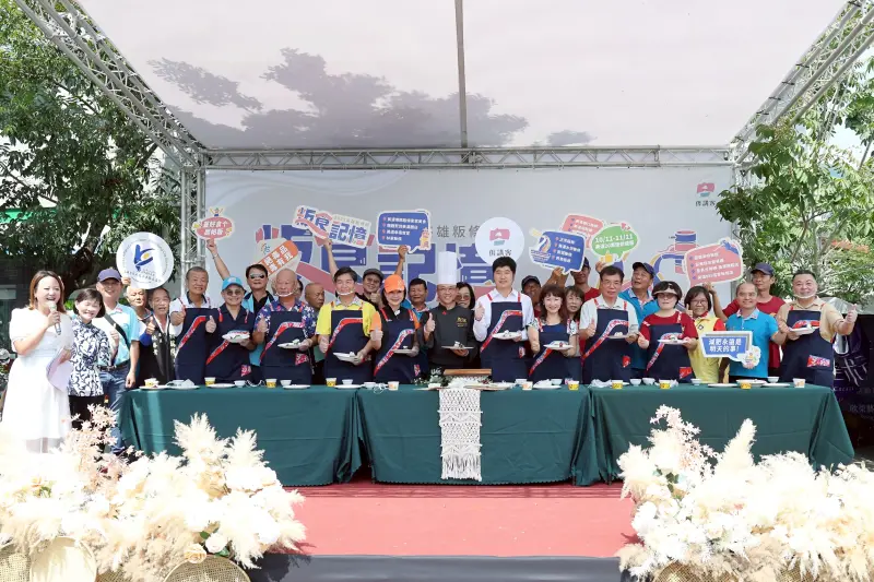 ▲ 開幕儀式邀請客家委員會副主委邱星崴、立委柯志恩、市議員林義迪及高市府客委會主委楊瑞霞、區長謝鶴琳及在地里長等貴賓化身「一日主廚」，與總舖師阿奇師聯手製作創意料理——「粄條石榴包」。（圖／高市府客委會提供）