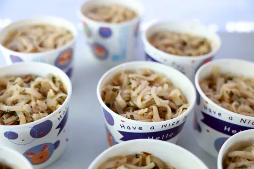 ▲ 現場作出6款各具特色的粄條，免費限時限量提供品嚐；有彩蔬油蔥粄條、愛玉沙拉粄條、滇味香料粄條、湖南剁椒粄條、義式肉醬粄條、泰式風味粄條，展現中西交融的創意，顛覆大眾對傳統粄條的想像。（圖／高市府客委會提供）