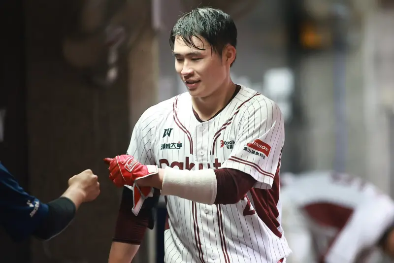 ▲樂天桃猿捕手宋嘉翔本戰3度建功，八局下敲出追平轟，九局下再把握兩出局滿壘機會，一棒打出中外野深遠安打，寫下中職季後賽挑戰賽史上第2支再見安打，賽後統一獅總教練林岳平感嘆道，「就是輸在宋嘉翔這棒！」（圖／記者葉政勳攝 ,2025.10.11）