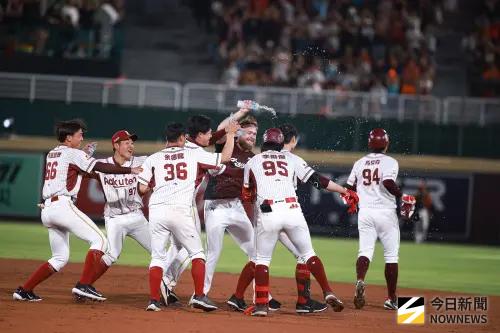 ▲樂天桃猿先發捕手宋嘉翔在季後挑戰賽第二戰敲出追平比數全壘打和再見安打獲選單場最有價值球員。（圖／記者葉政勳攝 ,2025.10.11）