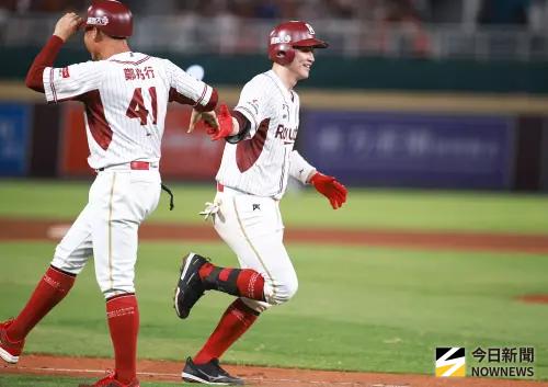 ▲樂天桃猿先發捕手宋嘉翔在季後挑戰賽第二戰敲出追平比數全壘打和再見安打獲選單場最有價值球員。（圖／記者葉政勳攝 ,2025.10.11）