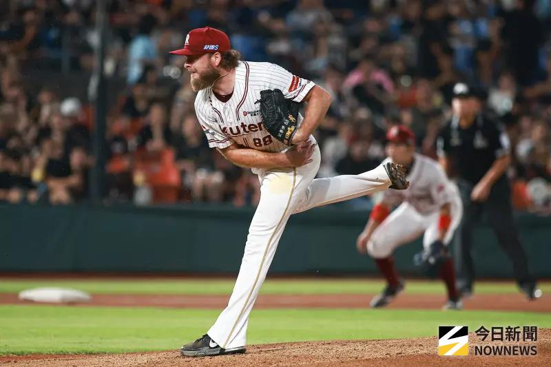 ▲樂天桃猿波賽樂今日在季後賽G2中繼登板，總教練古久保健二賽後直言，因為背水一戰，好投手全部壓上場。（圖／記者葉政勳攝 ,2025.10.11）