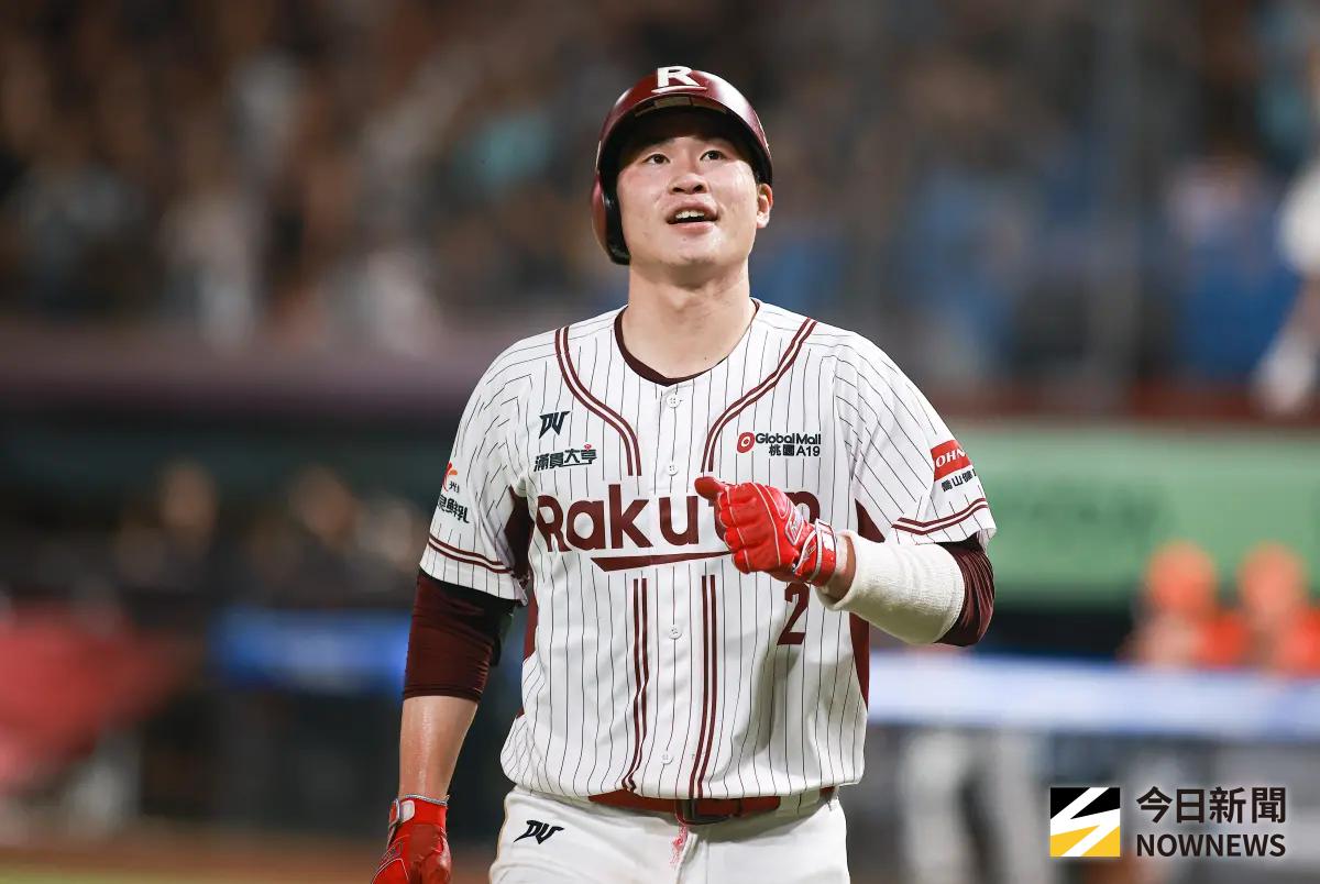 ▲中華職棒台灣大賽G2今（19）日登場，王樂天桃猿打線稍早已經出爐，主要更動在後段棒次，宋嘉翔擔任捕手，林政華擔任中外野手。（圖／記者葉政勳攝）