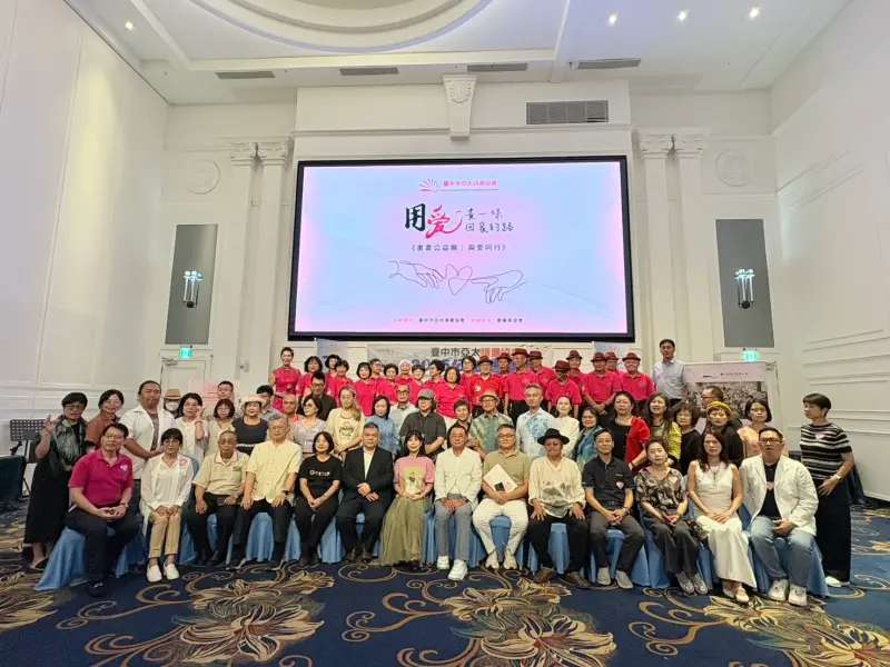 ▲ 30名藝術家公益畫展今日起在台中市臻愛花園飯店開展，要用愛為受暴婦幼點亮回家的路。（圖／主辦單位提供）