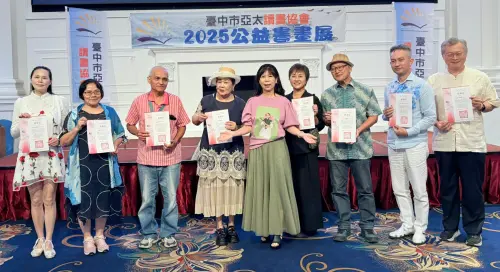 ▲亞太讀書協會理事長陳姵綾頒感謝狀，感謝藝術家熱情參與，支持公益畫展。（圖／主辦單位提供）