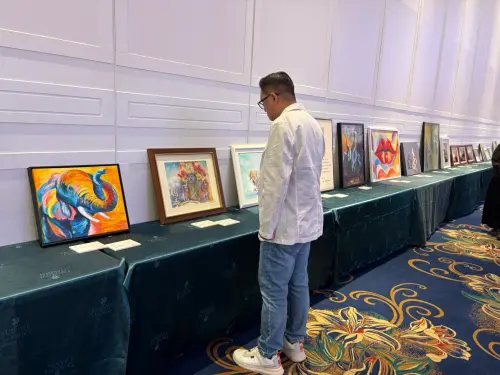 ▲公益畫展義賣所得全數捐助勵馨基金會，持續推動家暴防治與輔導工作。（圖／主辦單位提供）