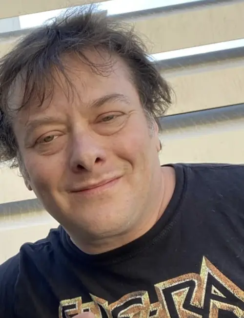 ▲現在48歲的愛德華福隆，外貿比起過去劣化太多，變成中年肥胖男，完全沒有過去美少年的影子，演藝事業也回不到過去。（圖／摘自IMDb）