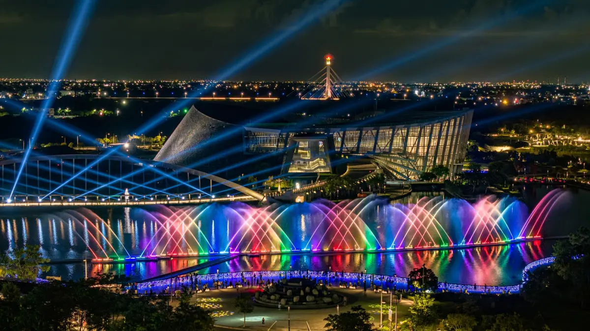 ▲10月12日前，水舞燈光秀每小時有4場。（圖／故宮）