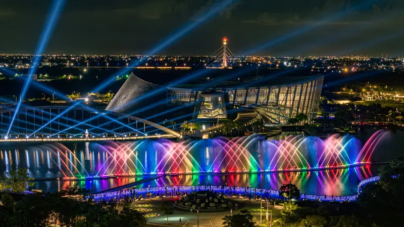 ▲10月12日前，水舞燈光秀每小時有4場。（圖／故宮）