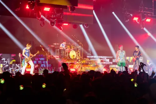 ▲FTISLAND李洪基唱沒幾首就全身爆汗，相當賣力。（圖／SHOWOFFICE）