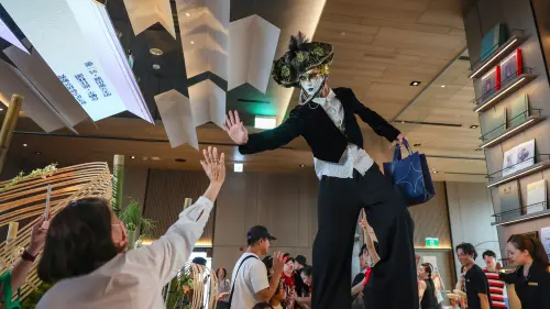 ▲ 《馬戲水手・藝遊承億酒店》演出路線橫跨承億酒店1樓戶外廣場、7樓書店戶外鯨魚遊戲區與25樓閱讀廣場大廳，讓整棟酒店化身藝術舞台。（圖／承億酒店提供）