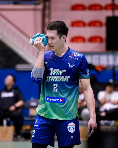 ▲第一局漢佳與施琅在修正球時發生碰撞，造成右眼附近腫脹，中場休息特地關心主攻手漢佳的狀況。「他說頭有點暈暈的，但還是想把比賽打完、為團隊奮戰到最後一刻。」張昀亮笑稱，「真的是蒙古戰士！」（圖／臺中連莊提供）