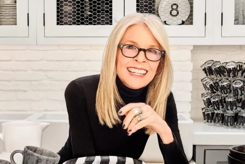 ▲娛樂搶先看／奧斯卡影后黛安基頓（如圖）在昨（11）日傳出於加州的家中過世，享壽79歲，家屬也透過代言人證實消息；李玟離世2年後，音樂平台帳號突被登入，還公開大量粉絲私訊；中國歌手張靚穎開唱出意外，踩空從2公尺高舞台跌落，還當場濺血。（圖／黛安基頓IG@diane_keaton）