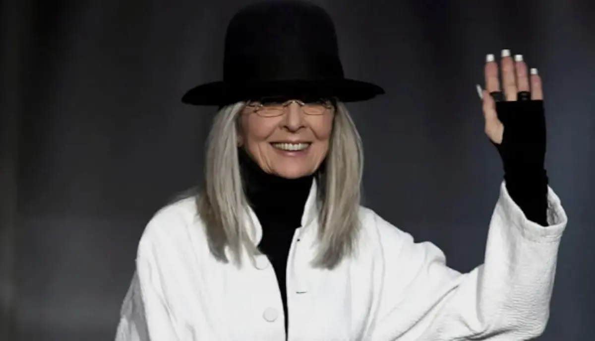 ▲奧斯卡影后黛安基頓（如圖）於11日逝世，享壽79歲。她人生中最後的電影作品是2024年《高年級夏令營》，她演藝生涯自百老匯發跡，但自認自己愛電影勝過舞台劇，將每晚演出的舞台劇形容為地獄。（圖／翻攝自iMDb）