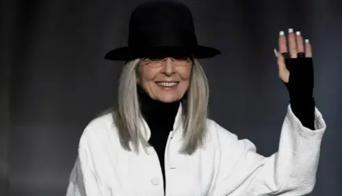 ▲奧斯卡影后黛安基頓（如圖）於11日逝世，享壽79歲。她人生中最後的電影作品是2024年《高年級夏令營》，她曾清醒地自嘲，認為自己變老並沒有變聰明（圖／翻攝自iMDb）