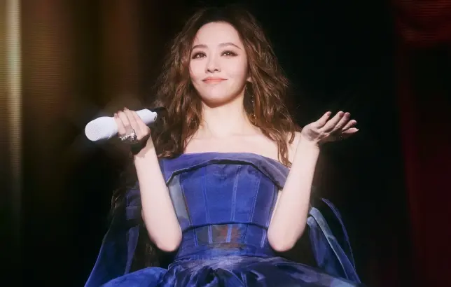 ▲張靚穎昨（11）日於西安開唱，但沒想到竟出意外，唱一唱直接從2米高舞台跌落，還當場濺血，她也在半夜於微博發聲親揭狀態。（圖／微博@張靚穎工作室）