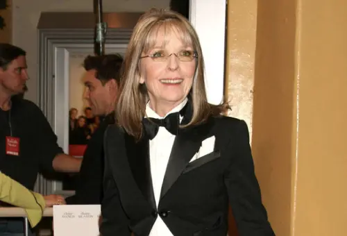 黛安基頓打碎好萊塢花瓶！開啟知性女星時代　穿男版西裝引爭議
