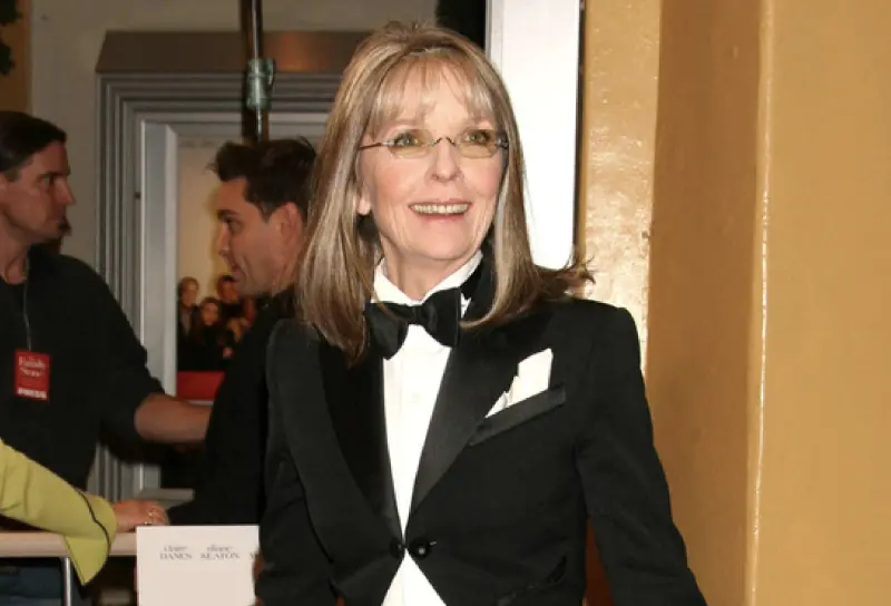 ▲奧斯卡影后黛安基頓（中）79歲去世，她曾是打碎好萊塢美麗花瓶、開啟知性女星時代的個性派紅星，愛穿男版西裝、做男性化的打扮曾引起爭議，雖然帶動風潮，卻也曾被批為「服裝品味最差」。（圖／美聯社／達志影像）