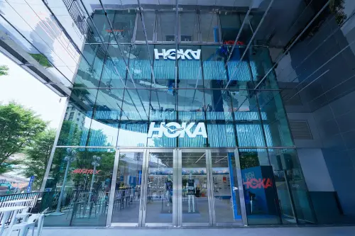 ▲HOKA今年5月正式插旗台北大巨蛋，打造全台最大旗艦門市，不但販售最齊全鞋款，甚至還發售限量鞋款。（圖／HOKA ONE ONE臉書）