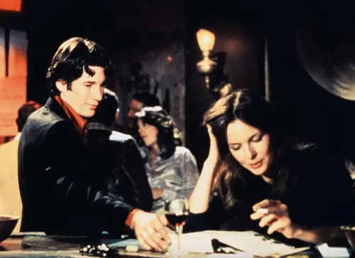 ▲李察吉爾（左）還沒走紅時就在《尋找顧巴先生》和黛安基頓（右）有對手戲，但因題材較為驚人，台灣始終沒能解禁上映。（圖／摘自IMDb）