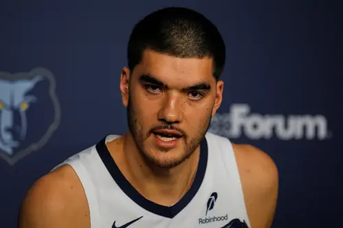 ▲本季NBA最高球員是來自灰熊周志豪（Zach Edey）身高7呎4吋（約223.5公分），他與河村勇輝的身高差距高達50公分。（圖／美聯社／達志影像）