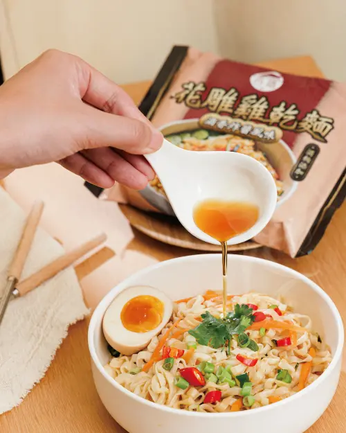 ▲台酒花雕雞系列新品「酒香炸醬風味乾麵」試賣就夯爆。（圖／台酒提供）