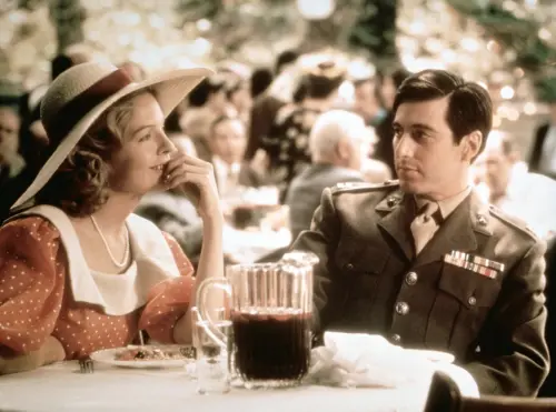 ▲黛安基頓（左）在演出《教父》時就很喜歡艾爾帕西諾（右），卻直到戲拍完才真的談戀愛，艾爾在她心目中不只是最英俊的男子，也是她最想結婚的對象。（圖／摘自IMDb）