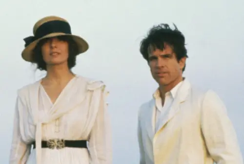 ▲黛安基頓（左）因演出《烽火赤焰萬里情》與華倫比提（右）結緣，交往了好幾年，分手後互動仍友善。（圖／摘自IMDb）