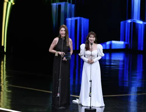 ▲佩甄（右）大開中空及深V，火辣程度爆表，小禎（左）則著緊身水鑽亮黑禮服，艷麗動人。（圖／三立提供）