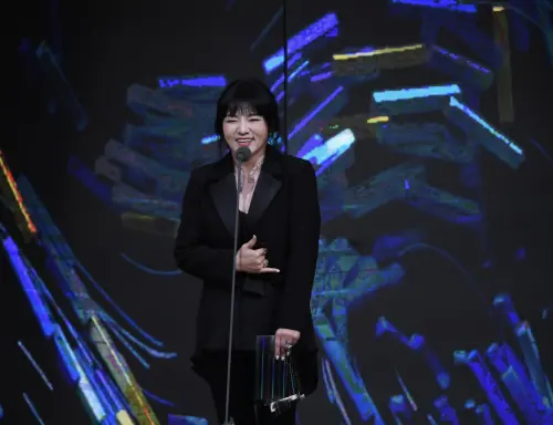 廣播金鐘獎／唐綺陽一樣60歲！一道閃電上台頒獎　凍齡狀態驚呆了
