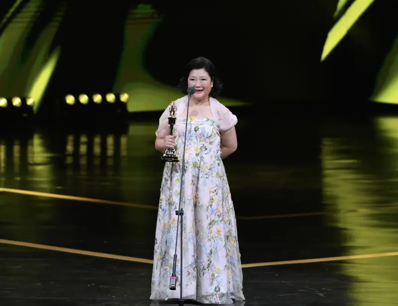 ▲70歲資深主持人倪蓓蓓（如圖）榮獲第60屆廣播金鐘獎「特別貢獻獎」，台上感性道謝已逝哥哥倪敏然，娓娓道盡50年來的廣播生涯，一席話打動全場，相當激勵人心。（圖／三立提供）