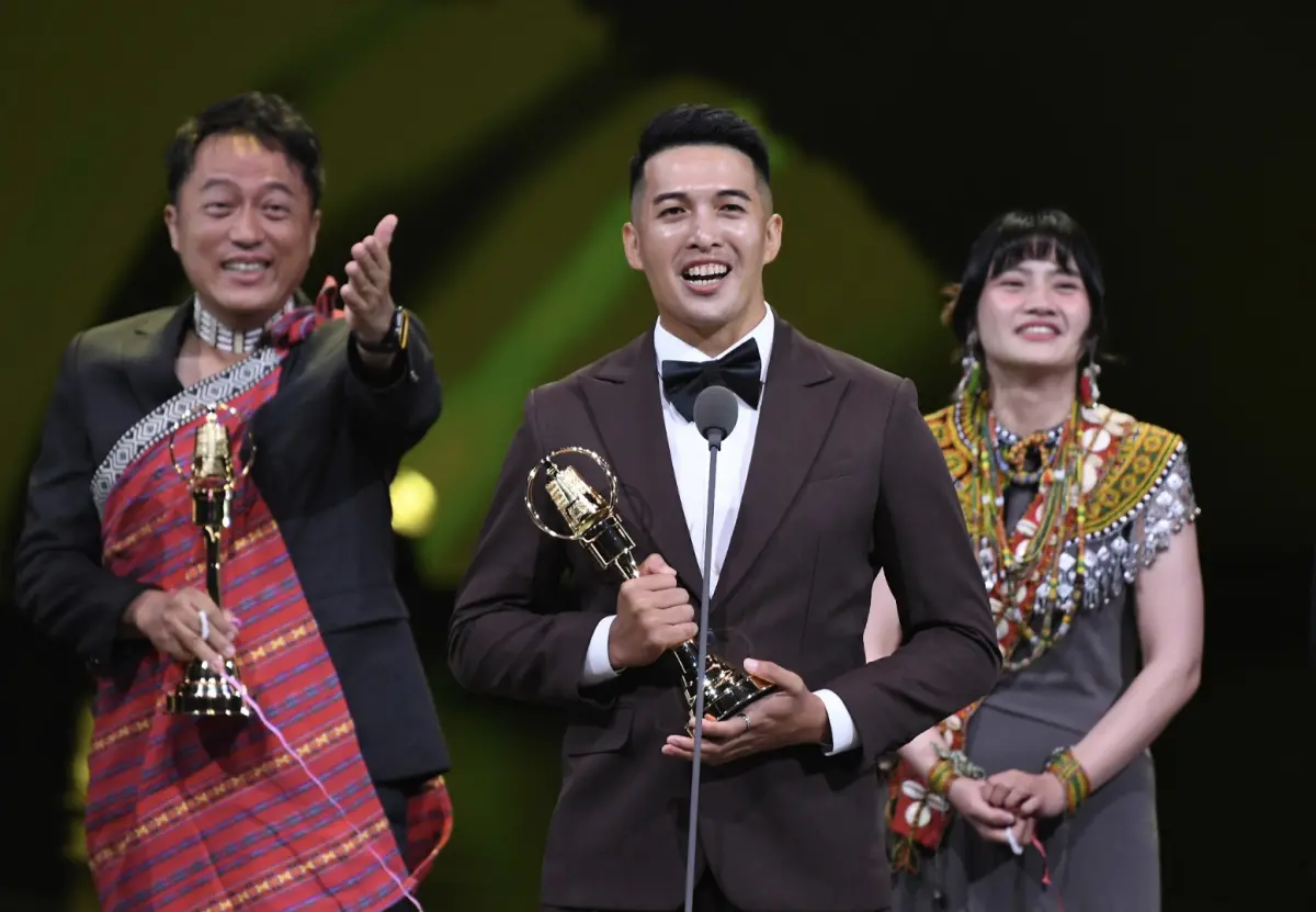 ▲第60屆廣播金鐘獎今（11）日隆重登場，稍早奪獎的高偉恩（中）發表得獎感言，直接向在台下的女友求婚，而女友頭戴婚紗、雙手比愛心直接答應了。（圖／三立提供）