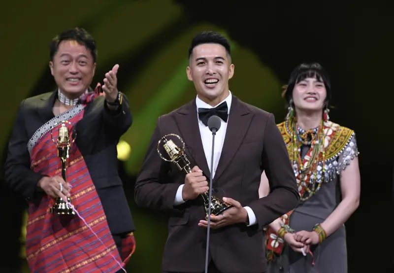 ▲第60屆廣播金鐘獎今（11）日隆重登場，稍早奪獎的高偉恩（中）發表得獎感言，直接向在台下的女友求婚，而女友頭戴婚紗、雙手比愛心直接答應了。（圖／三立提供）