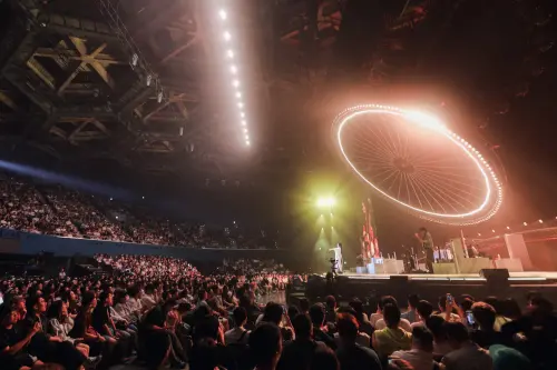 ▲100分鐘的演出，在全場合唱經典代表作〈身騎白馬〉中進入尾聲，全場掌聲雷動，溫暖氛圍直達心底。(圖／高雄流行音樂中心提供)