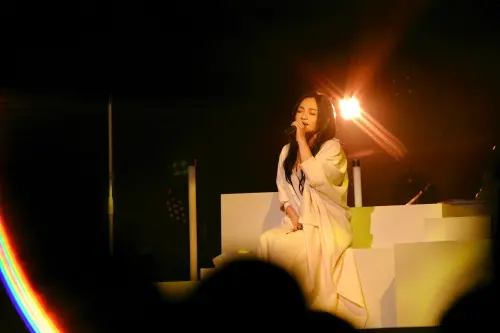 ▲徐佳瑩以代表作〈身騎白馬〉為壓軸，感性向歌迷致謝，並為高流四週年獻上最動人的祝福。(圖／高雄流行音樂中心提供)