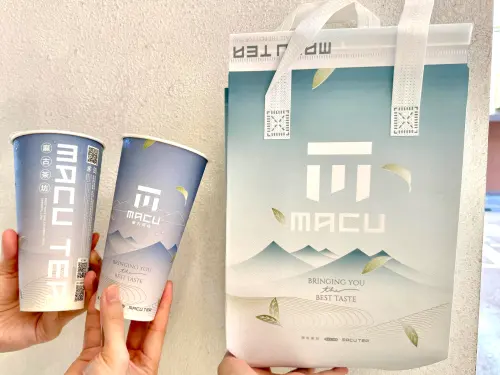 ▲麻古茶坊買新品「紅萱系列」飲品就贈保冷袋。（圖／記者蕭涵云攝）
