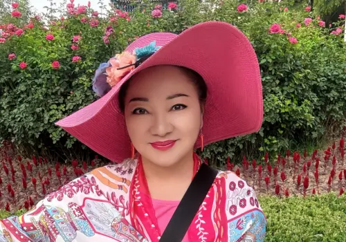 ▲白冰冰雖然在演藝界資歷深，卻還是隨時注意吸收外界的流行資訊，一有熱門話題就趕快跟隨行動。（圖／長興影視提供）