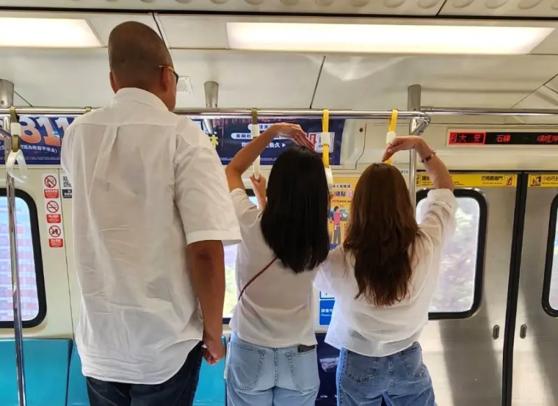 ▲北捷公司今（12）日特別分享，捷運車廂新設置高度調降的「黃色拉環」，造福身材嬌小的乘客。（圖／翻攝台北捷運臉書）