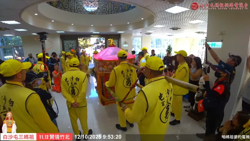 ▲苗栗拱天宮白沙屯媽祖「粉紅超跑」今日停駕在「竹北吊車大王」胡漢龑8億元羅浮宮豪宅內。（圖／白沙屯媽祖網路電視台）