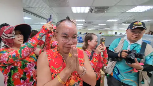 ▲「粉紅超跑」衝進胡董的羅浮宮豪宅內停駕，要離開時還衝上二樓參觀胡董豪宅內部，讓胡漢龑驚喜連連，雙手合十狂喊謝謝。（圖／白沙屯媽祖網路電視台）