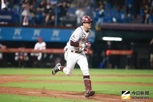 ▲樂天桃猿外野手林立在季後賽G3從板凳出發。（圖／記者葉政勳攝 ,2025.10.11）