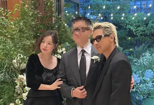 ▲太陽（右）、閔孝琳（左）參加好友婚禮畫面曝光。（圖／翻攝自X）