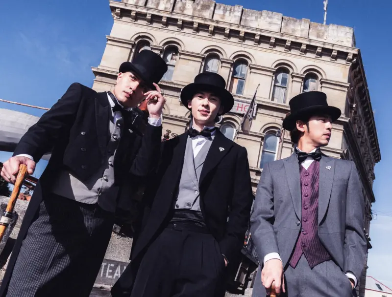 ▲黃宣（左起）、許光漢、陳柏霖在紐西蘭化身為維多利亞時期的英國紳士，帥氣逼人，許光漢完成任務要離開，陳柏霖大喊「不要走」，相當捨不得，覺得彼此經過這一趟的錄影，頻率頗合，都是自在的人。（圖／出去一下提供）