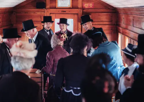 ▲陳柏霖（最後排左起）、許光漢、黃宣在紐西蘭的百年歷史火車上玩解謎遊戲，有如拍攝穿越劇。（圖／出去一下提供）