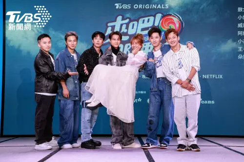 ▲棒棒堂成員睽違15年合體主持的《來吧！ 哪裡怕》，讓他們出道20年以來首度敲鐘。（圖／來吧！哪裡怕FB）